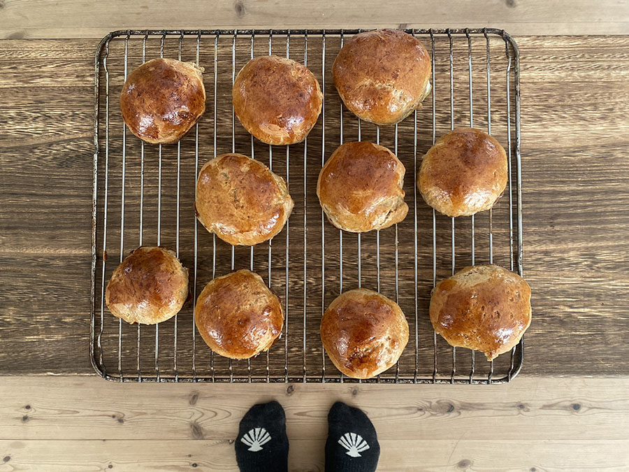 Kanelboller afkøler på rist