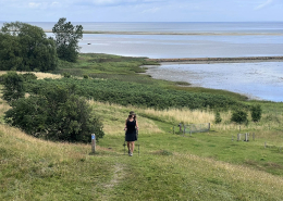 Vandrer på Nordsøstien i kuperet landskab ved Kattegat