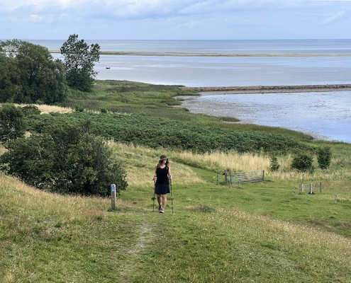 Vandrer på Nordsøstien i kuperet landskab ved Kattegat